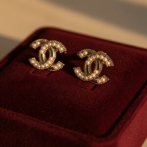 CC earrings gold and pearl